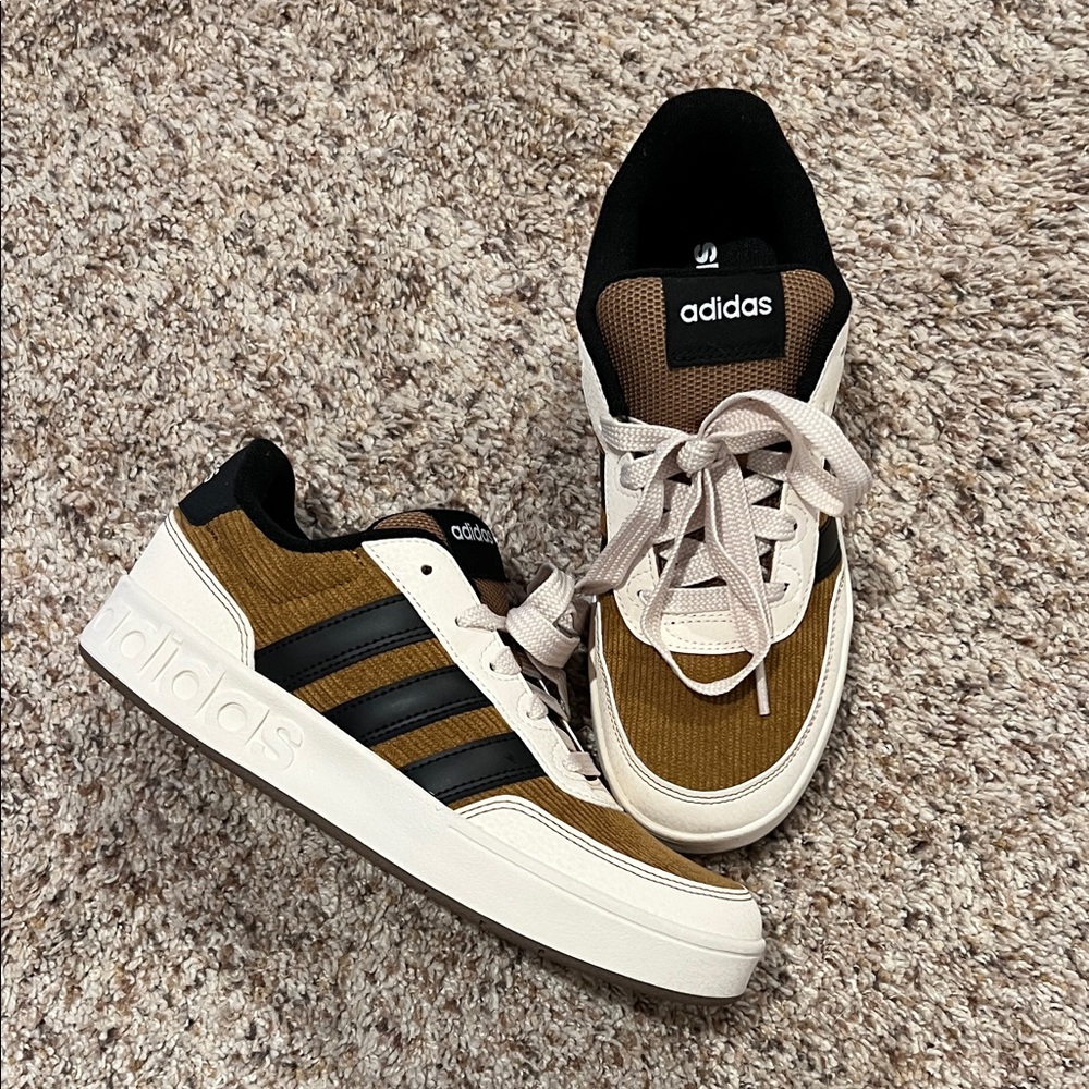 Adidas kids 5 like new shoes